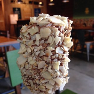 Eskrim rasa coklat, dibalut coklat susu beku dengan toping almond - Simpang Lima's Sate Kalak by Grill On (Simpang Lima)|Semarang