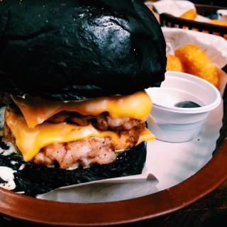 Lamb with Cheddar Cheese Burger . - ในชนะสงคราม จากร้านEscapade Burgers & Shakes (ชนะสงคราม)|กรุงเทพและปริมลฑล