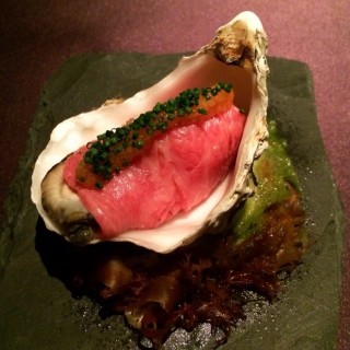 Poached Gillardeau Oyster wrapped with Shyabu-shyabu Wagyu Beef - ใน尖沙咀 จากร้านTenku Ryu Gin (尖沙咀)|ฮ่องกง