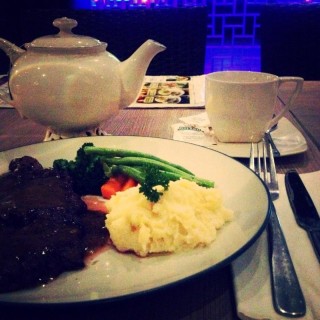 Medium Tenderloin Blackpepper with Earl Grey Tea - dari Center Stage Resto & Lounge (Surabaya Barat) di Surabaya Barat |Surabaya