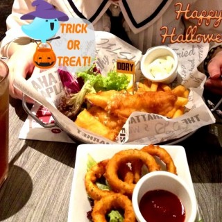 Fish and Chips Set Meal (mushroom soup not in pic) - City Hall / The Manhattan FISH MARKET (City Hall)|Singapore