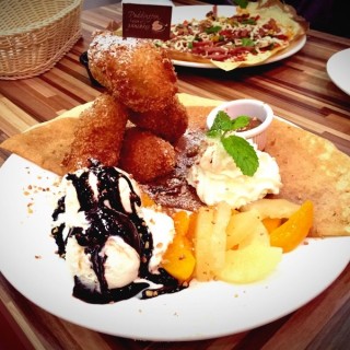 Banana Fritter with Vanilla Ice Cream - Little India Tekka Serangoon Road / Paddington House of Pancakes (Little India Tekka Serangoon Road)|Singapore