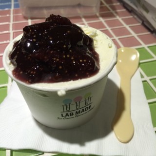 Figs Stewed in Port with Greek Yogurt Ice Cream - ใน大坑 จากร้านLab Made Liquid Nitrogen Ice Cream Laboratory (大坑)|ฮ่องกง