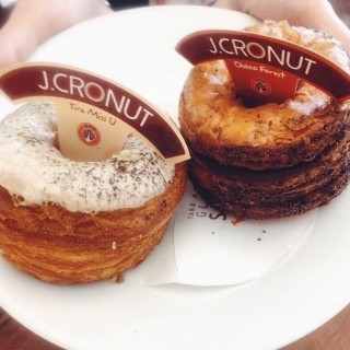 Chocolate forest cronut and tiramissu cronut - ในGrogol จากร้านJ.Co Donuts & Coffee (Grogol)|Jakarta