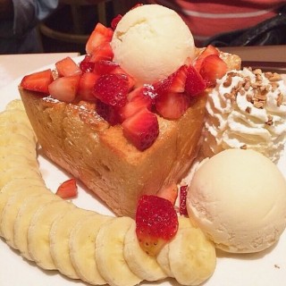 Shibuya Honey Toast with banana and strawberry - dari After You (อาฟเตอร์ ยู) (ลาดพร้าว) di ลาดพร้าว |Bangkok