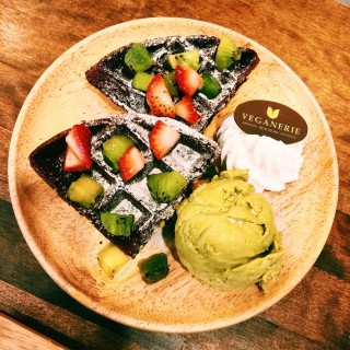 Red velvet waffle - 位于ลุมพินี的VEGANERIE CAFE (ลุมพินี) | 曼谷