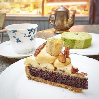 Banana tart, green tea roll cake, jasmine tea - Kowloon Tong's Simplylife Bakery Cafe (Kowloon Tong)|Hong Kong