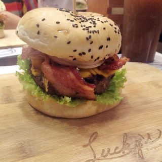 Lucky Burger - dari Lucky's Burger & Bar (Taguig) di Taguig |Metro Manila