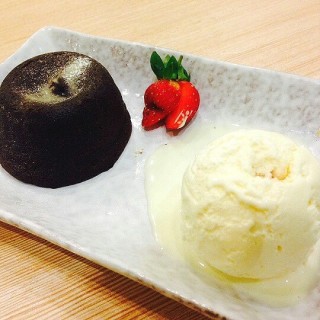 Choco Melt with Vanilla Ice Cream & Strawberry - 位於Kemanggisan的HeyDay Restaurant & Cafe (Kemanggisan) | 雅加達