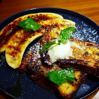 Brioche French Toast with Caramelized Bananas and Maple Syrup - 位於灣仔的Cupping Room Coffee Roasters (灣仔) | 香港
