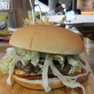 Fat burger with cheese and beef bacon - 位于Thamrin的Fatburger (Thamrin) | 雅加达