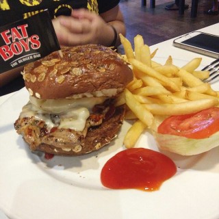 Build Your Own Burger - dari Fatboy’s (Upper Thomson) di Upper Thomson |Singapura