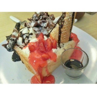 chocolate and strawberry toast - Dipati Ukur's Toastbox & Ice Cream Bar (Dipati Ukur)|Bandung
