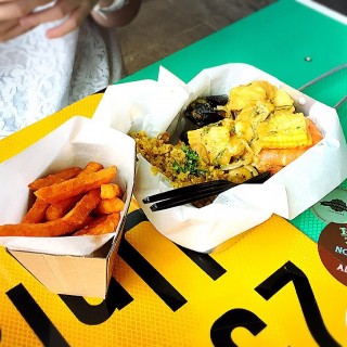 Ocean in a box (mix seafood) with sweet potato fries and cajun rice - 位于政府大厦的Cajun on Wheels - PasarBella (政府大厦) | 新加坡