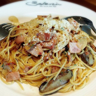 Aglio olio with mushroom, ham, and bacon - Marina Bay / BAKERZIN (Marina Bay)|Singapore