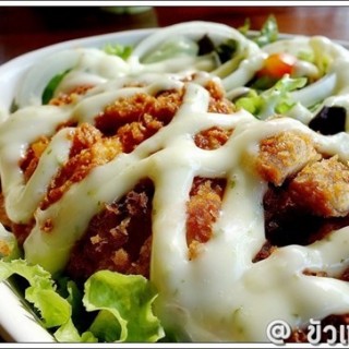 สลัดไก่ทอดครีมมะนาว - dari At Khualek Cafe & Restaurant (วัดเกต) di วัดเกต |Chiang Mai