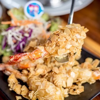 กุ้งทอดอัลมอนด์ - dari KruaSookdee (จอมทอง) di จอมทอง |Bangkok