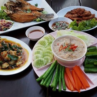 น้ำพริกปูหลน,ปลากะพงทอดน้ำปลา,ผัดฉ่าปลาคัง,ทอดมันปลากราย - dari Chonlatan (อ.กำแพงแสน) di อ.กำแพงแสน |Bangkok